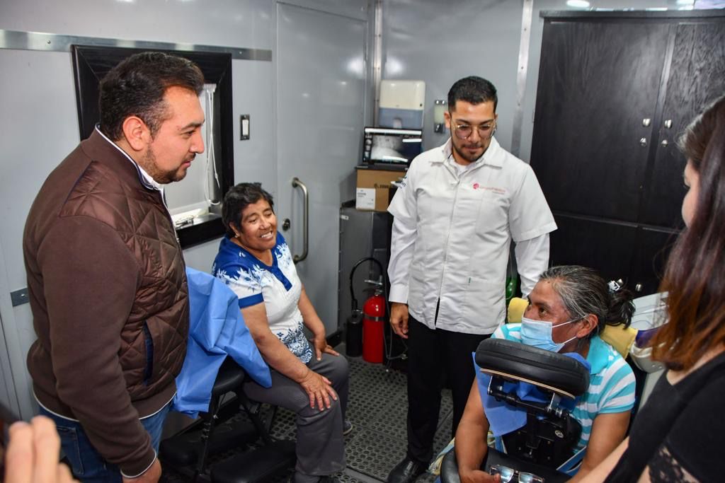 Recorre Salvador Santos Cedillo el Dr. Vagón en Huamantla acompañado de autoridades estatales